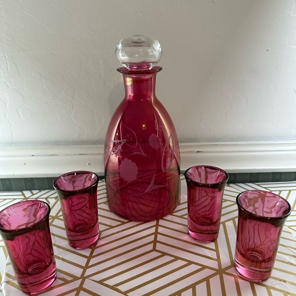 VTG Etched Cranberry Glass DECANTER W/ 4 Cordial Shot Glasses MCM - Picture 6 of 11